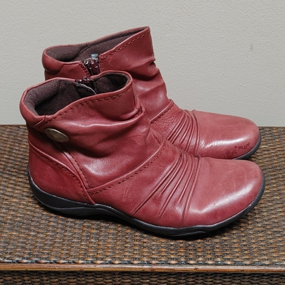 Clarks Artisan Ankle Boots Wine Color Size 6
